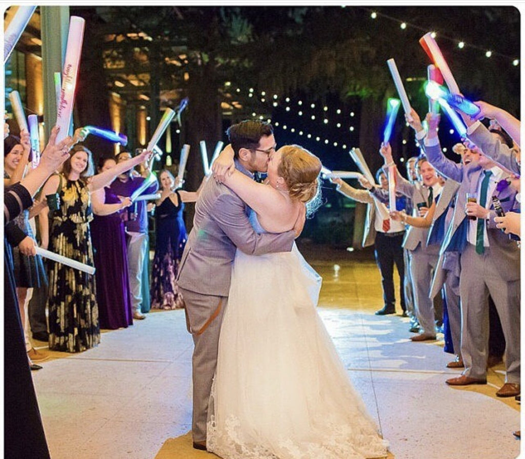 WEDDING TREND . . . Glow foam sticks are in #weddingtrends #popularson